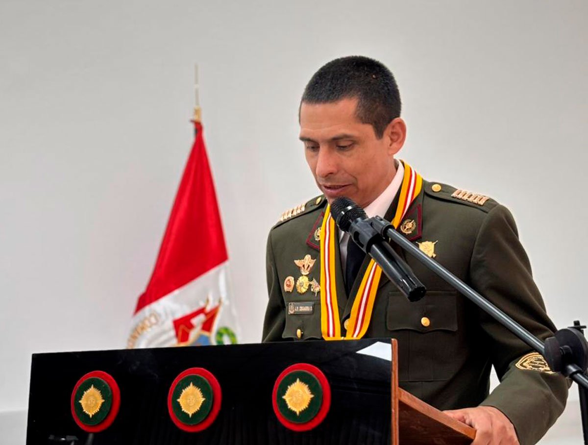 Ceremonia del personal militar condecorado y personal militar ascendido del Cologe