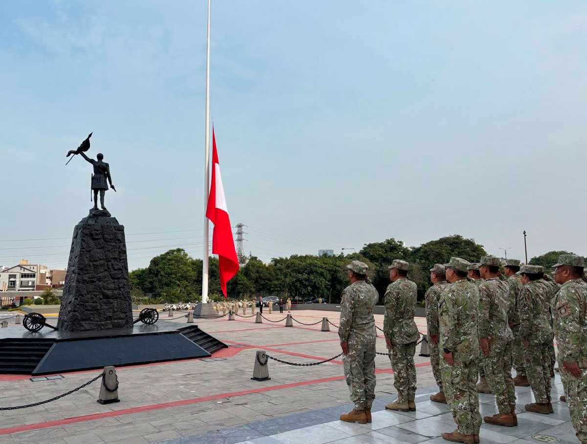 Cologe realiza ceremonia de izamiento del pabellón nacional