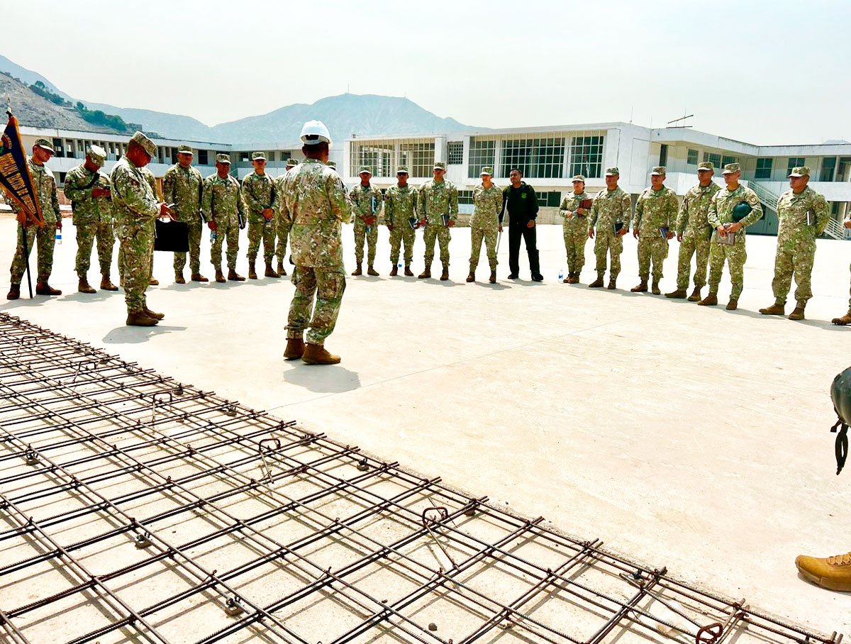 Oficiales del programa táctico de capitanes realizan visita de instrucción al BING A/M N.° 511
