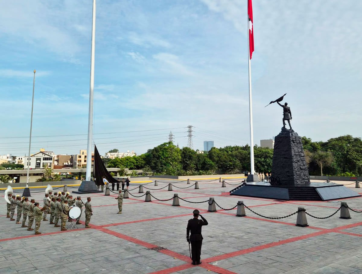 Singe realiza izamiento del pabellón nacional en el cuartel general