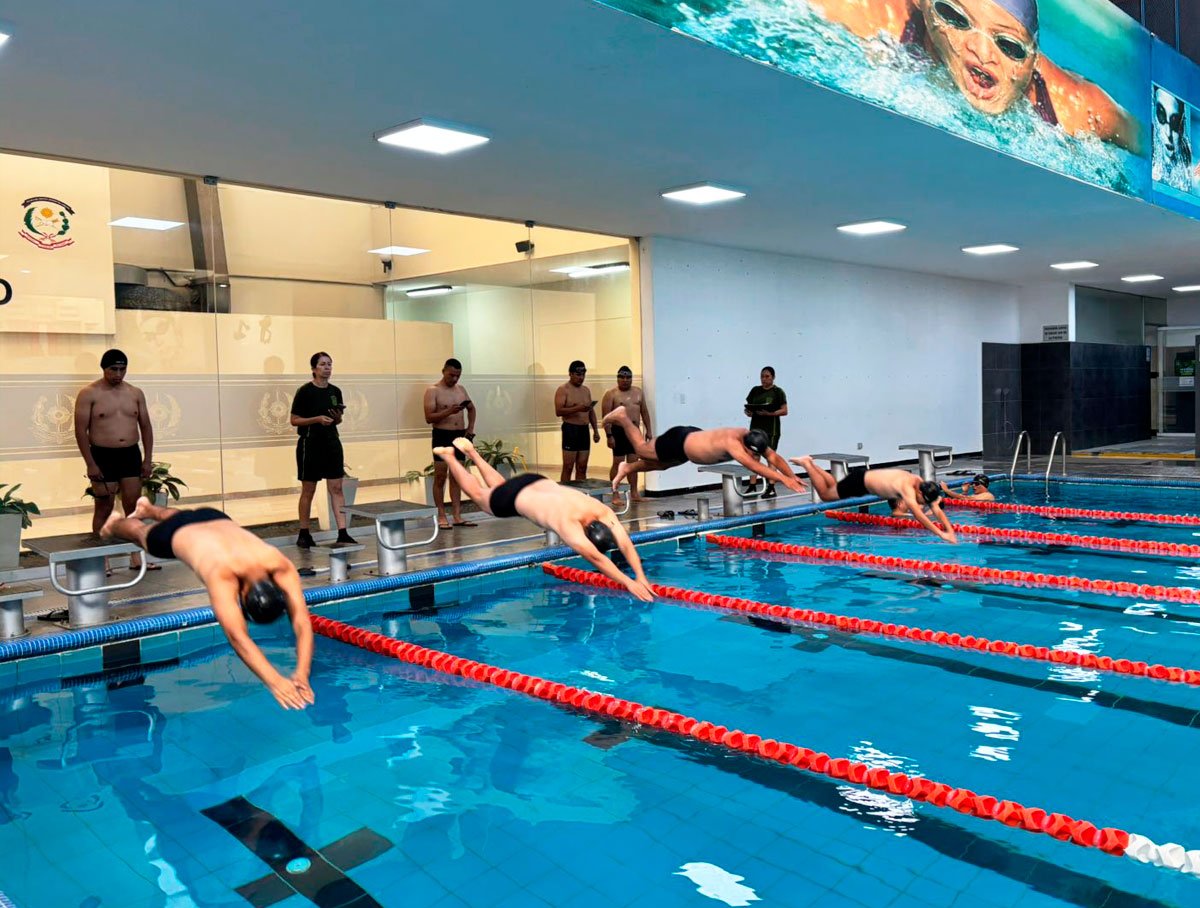 Cologe ejecuta test de capacidad física de natación para fortalecer el entrenamiento del personal militar